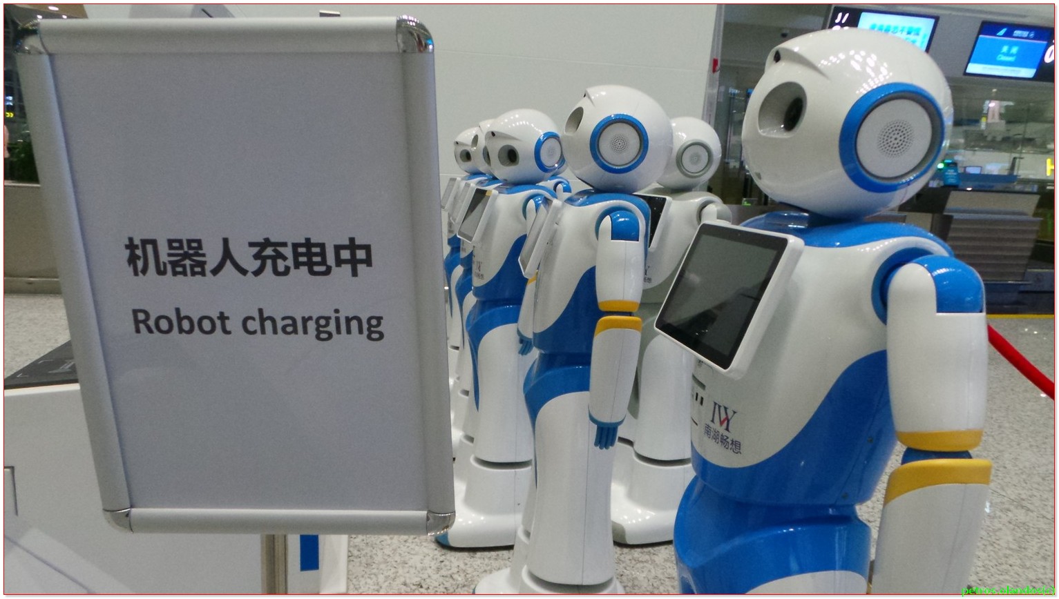 robot charging guang zhou airport 2019